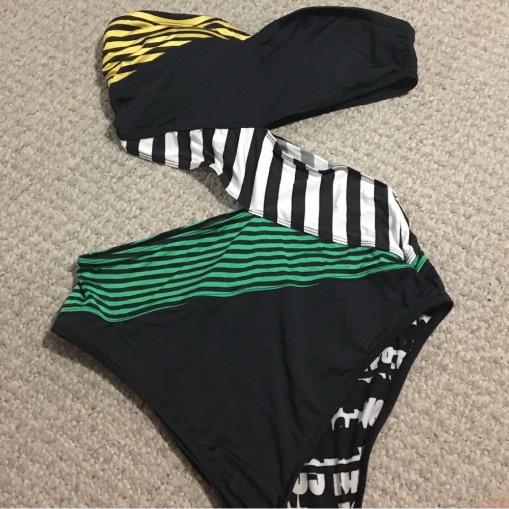 Volcom One Piece Like New - image 1